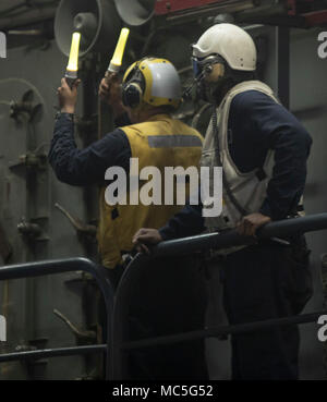 180402-N-GR 168-0185 MITTELMEER (2. April 2018) der Bootsmann Mate 2. Klasse Derrick Elliot, aus Bunnlevel, North Carolina, als Beobachter für den Bootsmann Mate Seemann Taechawn Edmondson, aus Canton, Ohio wirkt, während gut deck Operationen an Bord der San Antonio-Klasse amphibious Transport dock Schiff USS New York (LPD 21) April 2, 2018. New York, homeported in Mayport, Florida, ist die Durchführung von naval Operations in den USA 6 Flotte Bereich der Operationen. (U.S. Marine Foto von Mass Communication Specialist 2. Klasse Lyle Wilkie/Freigegeben) Stockfoto