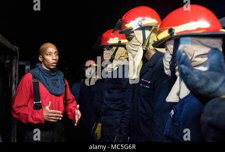 180403-N-ist 471-0095 Yokosuka, Japan (3. April 2018) Chief Schäden Controlman Reginald Pridgen, von Jersey City, New Jersey, beschreibt Brandschutzmaßnahmen Matrosen der Marine zugewiesenen Vorwärts - bereitgestellt Flugzeugträger USS Ronald Reagan (CVN 76) während der Ausbildung an der Yokosuka Brandbekämpfung und Beschädigung der Anlage. Ronald Reagan, das Flaggschiff der Carrier Strike Group 5, bietet eine Bekämpfung bereit, Kraft, schützt und verteidigt die kollektive maritime Interessen seiner Verbündeten und Partnern in der Indo-Asia-Pazifik-Region. (U.S. Marine Foto von Mass Communication Specialist 1. Klasse Glenn Schlachtung Stockfoto