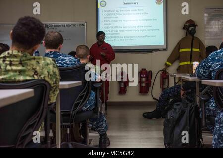 180403-N-ist 471-0005 Yokosuka, Japan (Apr. 3, 2018) Schäden Controlman 1. Klasse Nakia Bugg, von Cobb County, Georgia, beauftragt die Seeleute der Marine zugewiesenen Vorwärts - bereitgestellt Flugzeugträger USS Ronald Reagan (CVN 76) an der Yokosuka Brandbekämpfung und Beschädigung der Anlage. Ronald Reagan, das Flaggschiff der Carrier Strike Group 5, bietet eine Bekämpfung bereit, Kraft, schützt und verteidigt die kollektive maritime Interessen seiner Verbündeten und Partnern in der Indo-Asia-Pazifik-Region. (U.S. Marine Foto von Mass Communication Specialist 1. Klasse Glenn Schlachtung) Stockfoto