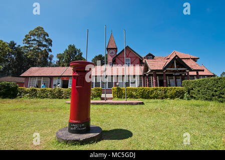 Horizontale Ansicht des britischen Kolonialstil Post und Post Box in Nuwara Eliya, Sri Lanka. Stockfoto