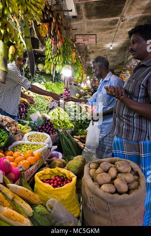 Vertikale Ansicht des Obst- und Gemüsesektors Central Market in Nuwara Eliya, Sri Lanka. Stockfoto