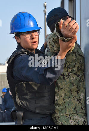 180404-N-DS 193-003 Yokosuka, Japan (April 4, 2018) - Mass Communication Specialist Seaman Angeles A. Miron von Los Angeles sucht ein Eindringling als Teil eines simulierten Einlasskontrolle Verletzung auf die USS Blue Ridge (LCC 19). Blue Ridge und ihre Crew haben jetzt eine abschließende Pflege und Training Phase in der Vorbereitung voll für den Einsatz in der Mission werden eingegeben. (U.S. Marine Foto von Mass Communication Specialist 2. Klasse Adam K. Thomas/freigegeben) Stockfoto