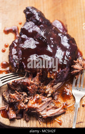 Gekochte Schweineschulter langsam mit hoisin Glasur Stockfoto