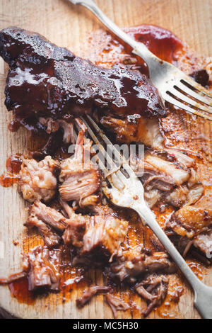 Gekochte Schweineschulter langsam mit hoisin Glasur Stockfoto