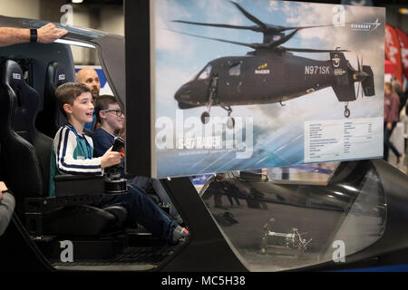 Jack Boren, Front, und sein Bruder Grant pilot ein Hubschrauber Simulator während der USA Science & Engineering Festival in Washington, D.C. vom 6. April 2018. Jack und Grant die Kinder des Chief Warrant Officer 4 Jason Boren, der bei der Ft stationiert ist. Knox, KY, und sie besuchte die Expo mit CW 4 Boren's Frau Tiffany. (DoD Foto von EJ Hersom) Stockfoto