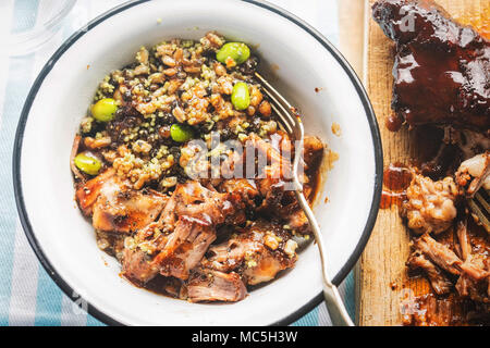 Superfood: Couscous, Linsen & Edamame Sojabohnen mit Langsam gekocht zog Schweinefleisch in hoisin Sauce. Stockfoto