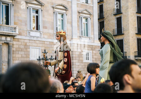 Barcelona, Spanien - 29. Mai 2016: riesige Marionetten Gigantes und Zuschauer von Corpus Christi Festival. Stockfoto