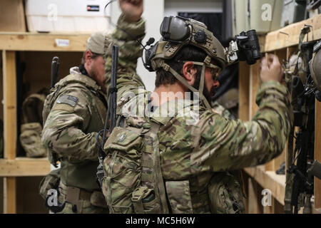 U.S. Army Special Forces Soldaten, die an der Special Operations Task Force-Afghanistan, Don ihre Ausrüstung vor taktisch Beratung und Unterstützung der afghanischen nationalen Armee Kommandos, vom 1 Special Operations Kandak, auf eine Operation in der Alingar Bezirk, Provinz Laghman, Afghanistan, Feb 1st, 2018. Ziel der Afghanischen Kommandos "Der Betrieb war ein bekanntes Taliban Commander im Bereich sowie verweigern die Taliban safe haven zu erfassen. (U.S. Armee Foto von Sgt. Connor Mendez) Stockfoto