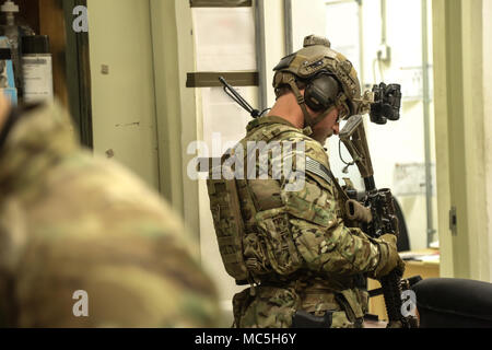 Ein U.S. Army Special Forces Soldat, angeschlossen an Special Operations Task Force-Afghanistan, zieht seine Kampf Ausrüstung vor taktisch Beratung und Unterstützung der afghanischen nationalen Armee Kommandos, vom 1 Special Operations Kandak, auf eine Operation in der Alingar Bezirk, Provinz Laghman, Afghanistan, Feb 1st, 2018. Ziel der Afghanischen Kommandos "Der Betrieb war ein bekanntes Taliban Commander im Bereich sowie verweigern die Taliban safe haven zu erfassen. (U.S. Armee Foto von Sgt. Connor Mendez) (Teile dieses Bild wurden verdeckt aus Sicherheitsgründen) Stockfoto