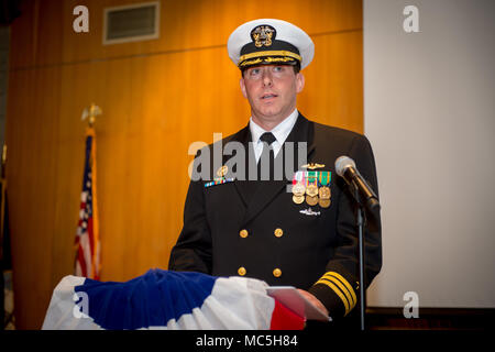 Cmdr. Michael C. Tomon, aus New Castle, Pennsylvania liefert Erläuterungen bei einem Befehl Zeremonie für die Blaue Mannschaft der Ohio-Klasse geführte Raketen-U-Boots USS Maine (SSBN 741) Bangor, Washington, April 6, 2018. Cmdr. Kelly Laing, von Idaho Falls, Idaho, wurde ordnungsgemäß von Cmdr entlastet. Tomon, während der Zeremonie in Bangor Kapelle statt. (U.S. Marine Foto von Mass Communication Specialist 2. Klasse Nancy C. diBenedetto) Stockfoto