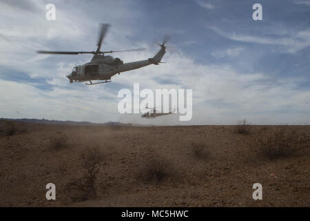 Us Marine Piloten und Flight Crew chiefs Verhalten und Landung aus Training mit UH-1Y Gifte in Angriff Support Training zur Unterstützung der Waffen und Taktiken Tauchlehrer Kurs 2-18 an Yuma Proving Grounds, Yuma, Ariz., April 6. WTI ist ein sieben-wöchigen Schulungsveranstaltung bewirtet durch Marine Aviation Waffen und Taktiken Squadron einen Kader, der operartional Integration der sechs Funktionen des Marine Corps Luftfahrt, bei der Unterstützung einer Marine Air Ground Task Force betont und bietet standardisierte Advanced Tactical Training und Zertifizierung der Ausbilder Qualifikationen Marine Aviatio zu unterstützen. Stockfoto