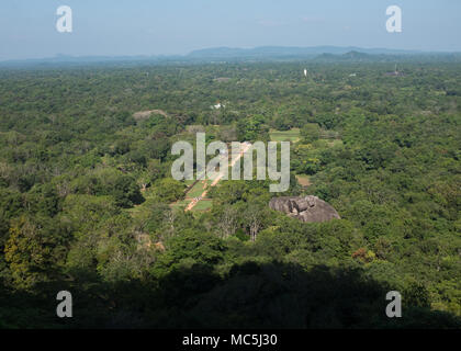 Luftaufnahme von Sigiriya Felsen Festung umgeben von Bäumen, zentrale Provinz, Sri Lanka, Asien. Stockfoto