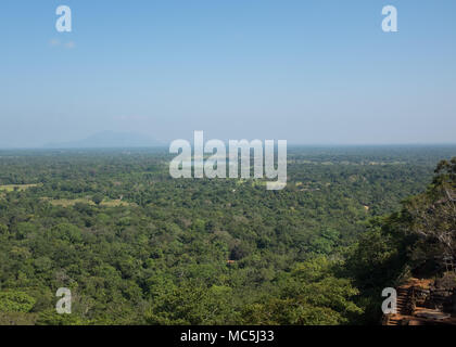 Luftaufnahme von Sigiriya Felsen Festung umgeben von Bäumen, zentrale Provinz, Sri Lanka, Asien. Stockfoto