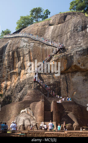 Lion's Paw Terrasse und Lion's Paw Treppe, Sigiriya Felsen Festung (Lion Rock), UNESCO-Weltkulturerbe, Sigiriya, kulturelle Dreieck Stockfoto