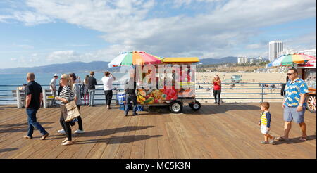 Frisches Obst am Santa Monica Pier, Kalifornien mit Menschen genießen einen Spaziergang Abschaltdruck Stockfoto