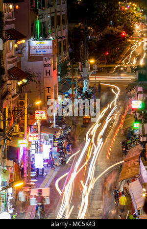 SAIGON, VIETNAM, Dec 13 2017, den Verkehr in den Straßen von Saigon Stadt. Das Leben in der Nacht Ho Chi Minh Stadt. Stockfoto