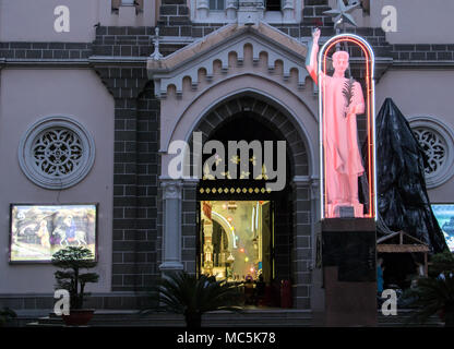 SAIGON, Vietnam, 18.Dezember 2017, beleuchtete statue Statue von St. Matthieu Le Van Gam, die huyen Sy Kirche, Saigon. Stockfoto