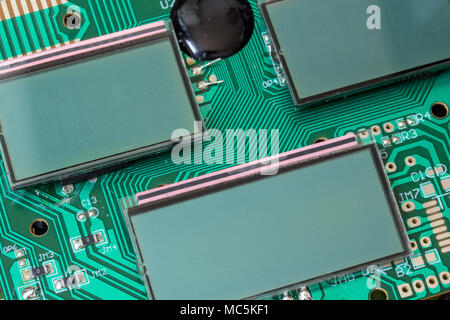 Miniatur-LCD-Panels auf der Hauptplatine. Platine close-up. Detail eines elektronischen Leiterplatte montiert mit Display. Stockfoto