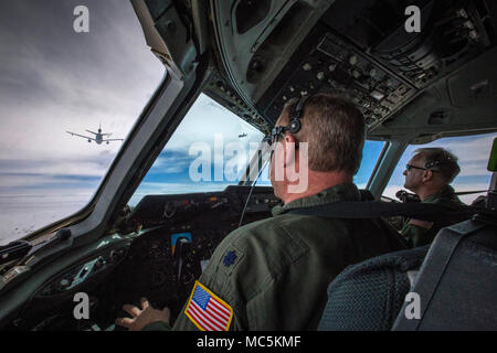 Us Air Force Leutnant Cols. Michael J. Sozius, Links, und Frederick M. Wilmer, sowohl KC-10 Extender Piloten mit der 76Th Air Refuelling Squadron, 514Th Air Mobility Wing, Ansätze einer KC-10 mit Crew von finden Bürger Flieger mit der 78Th Air Refuelling Squadron, auch mit den 514 th, über den Atlantischen Ozean, den 7. April 2018. Die 514Th ist ein Air Force Reserve Command (AFRC) am Joint Base Mc Guire-Dix - Lakehurst, N.J. entfernt (U.S. Air Force Foto von Master Sgt. Mark C. Olsen) Stockfoto