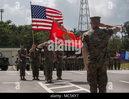 Chief Warrant Officer 3 Milton Hoss begrüßt Major Michael Lukkes während Hoss's Ruhestand Festakt im Camp Hansen, Okinawa, Japan, April 5, 2018. Marines und Familie versammelte sich Abschied von Hoss zu bieten, als er nach fast 21 Jahren Dienst in den Ruhestand. Hoss, ein Marshall, Minnesota, Eingeborener, ist der Regimental motor Verkehr Offizier mit 12 Marine Regiment, 3rd Marine Division. Lukkes, Rapid City, South Dakota, Eingeborener, ist die Sparte ordnance Officer mit Sitz Bataillon, 3rd Marine Division. (U.S. Marine Corps Foto von Pfc. Hannah Hall) Stockfoto