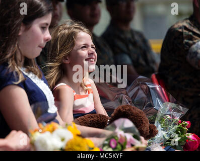 Maddison Hoss hört wie ihr Vater, Chief Warrant Officer 3 Milton Hoss, seine Familie für ihre Unterstützung danken, im Camp Hansen, Okinawa, Japan, April 5, 2018. Marines und Familie Abschied von Hoss zu bieten, als er nach fast 21 Jahren Dienst in den Ruhestand. Hoss ist die Regimental motor Verkehr Offizier mit 12 Marine Regiment, 3rd Marine Division und ein Marshall, Minnesota, native. (U.S. Marine Corps Foto von Pfc. Hannah Hal) Stockfoto