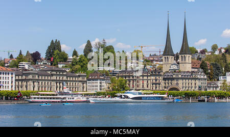 Luzern, Schweiz - 8 Mai, 2016: die Gebäude der Stadt am Vierwaldstätter See, Boote auf dem See. Luzern ist eine Stadt im Zentrum der Schweiz, es ist die c Stockfoto