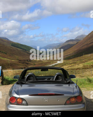 Einen silbernen Sportwagen am Glen Docherty Sicht geparkt, Teil der Nordküste 500 Scenic Drive, Schottland, Großbritannien. Stockfoto