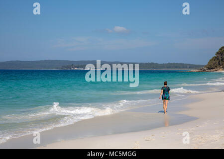 Lady Wandern entlang der weißen Sandstrände von Chinamans Strand in Jervis Bay, New South Wales, Australien Stockfoto