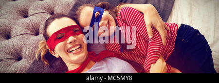 Mutter und Tochter spielen Super Heroes Stockfoto