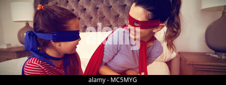 Mutter und Tochter spielen Super Heroes Stockfoto