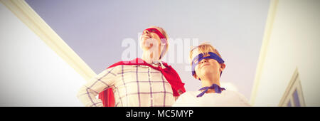 Mutter und Sohn spielen Super Heroes Stockfoto