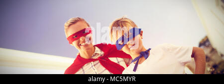 Mutter und Sohn spielen Super Heroes Stockfoto