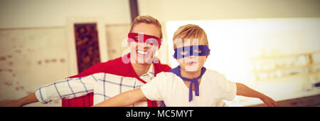 Mutter und Sohn spielen Super Heroes Stockfoto