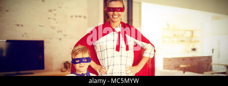 Mutter und Sohn spielen Super Heroes Stockfoto