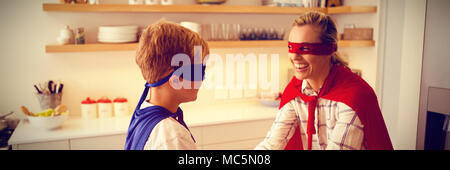 Mutter und Sohn spielen Super Heroes Stockfoto