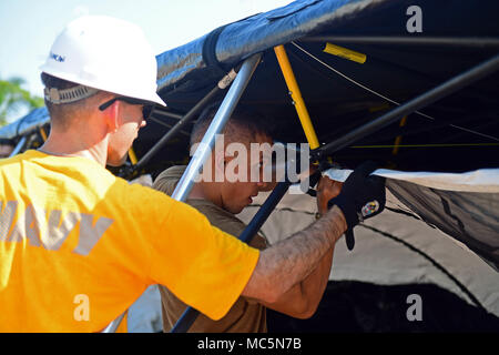 180407-N-VK 873-0103 Puerto Barrios, Guatemala (7. April 2018) Hospital Corpsman 3. Klasse Mark Jimenez, von Las Vegas, Nevada, montiert die Expeditionary medizinische Einheit im Verlauf der weiteren Versprechen 2018 in Puerto Barrios, Guatemala. Us Naval Forces Southern Command/USA 4. Flotte hat eine Kraft entfaltet Auszuführen weiterhin Versprechen zivil-militärische Operationen durchzuführen, einschließlich humanitärer Hilfe, Ausbildung Engagements und medizinische, zahnmedizinische und veterinärmedizinische Unterstützung in einer Bemühung, US-Unterstützung und Engagement in Zentral- und Südamerika zu zeigen. (U.S. Marine Foto von Mass Communication Specialist 2. Stockfoto