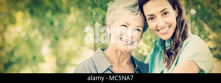 Mutter und Großmutter lächelnd in Park Stockfoto