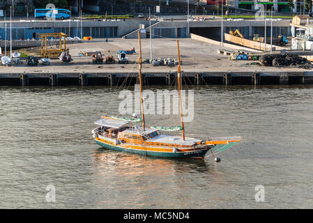 Funchal, Portugal - Dezember 10, 2016: Bonita da Madeira Motor angetrieben Segelboot für Delfine und Wale in der Bucht von Funchal, Madeira verankert Stockfoto