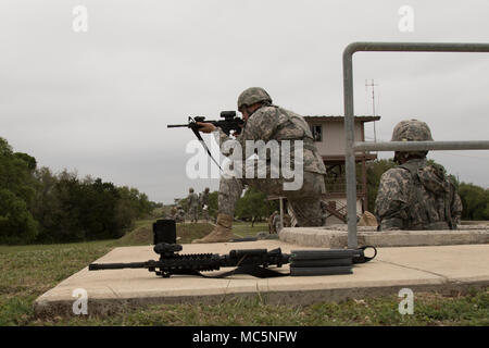 U.S. Army Reserve 321 zivilen Angelegenheiten Brigade Soldaten nehmen Ziel nach unten Strecke für ihre Waffen Qualifikation, am Lager Bullis, Texas, am 7. April 2018. Alle Einheiten der US-Armee jährliche Waffen Qualifikationen, um die Bereitstellung zu halten. (U.S. Armee Foto von SPC. Logan Rath) Stockfoto