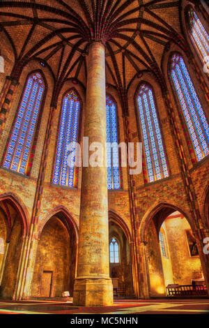 Toulouse, Frankreich: 4/4/2018 - Innenraum Foto der Kirche der Jakobiner, die eine Säule, große meistens blaue Glasfenster, und die berühmten Stockfoto