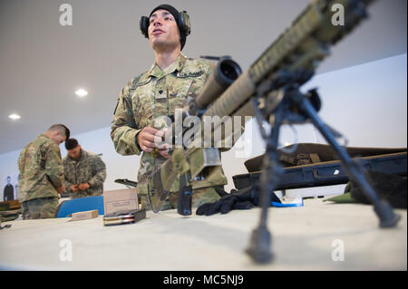 Armee SPC. Arturo Dominguez, ein Eingeborener von Okeechobee, Fla., Charlie Truppe, 1st Squadron, 40th Cavalry Regiment (Airborne), 4 Infantry Brigade Combat Team (Airborne), 25 Infanterie Division, U.S. Army Alaska zugeordnet, lasten Munition in Zeitschriften vor dem Training mit seinem M 110 Halbautomatische Sniper System auf Statler Strecke am Joint Base Elmendorf-Richardson, Alaska, 6. April 2018, während der Treffsicherheit der Ausbildung. Hauptaufgabe ist ein Sniper ist diskriminierend, hoch präzise Gewehr Feuer gegen feindliche Ziele, die nicht von der regelmäßigen Rifleman aufgrund Bereich eingekuppelt werden zu liefern Stockfoto