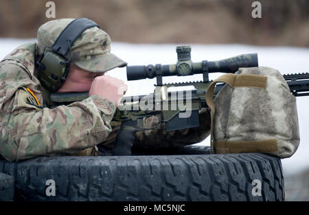 Armee SPC. Eric Haugh, ein Eingeborener von Graham, Washington, zu Charlie Truppe, 1st Squadron, 40th Cavalry Regiment (Airborne), 4 Infantry Brigade Combat Team (Airborne), 25 Infanterie Division, U.S. Army Alaska zugeordnet, wirft eine Patrone aus seiner M2010 Enhanced Scharfschützengewehr auf Statler Strecke am Joint Base Elmendorf-Richardson, Alaska, 6. April 2018, während der Treffsicherheit der Ausbildung. Hauptaufgabe ist ein Sniper ist diskriminierend, hoch präzise Gewehr Feuer gegen feindliche Ziele, die nicht von der regelmäßigen Rifleman aufgrund von Reichweite, Größe, Lage, flüchtige Natur, oder visibi zu liefern Stockfoto