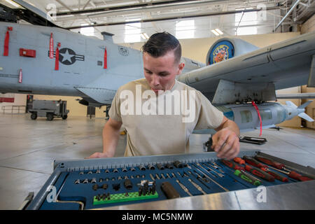 Flieger 1. Klasse Alex Kraemer, rechts, 74 Aircraft Maintenance Unit (AMU) Waffen laden Besatzungsmitglied, sucht für Werkzeuge, während eines Waffen- Wettbewerb, 6. April 2018, bei Moody Air Force Base, Ga. Während des Ladevorgangs Teil der Wettbewerb Flieger aus dem 74. und 75 AMU waren auf ihrer Fähigkeit, schnell und effizient auf eine Ladung Munition A-10 bewertet. Sie waren auch auf Kleidung und Aussehen und einen schriftlichen Test auf Munition Kenntnisse beurteilt. (U.S. Air Force Foto von Airman Eugene Oliver) Stockfoto