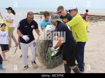 KUWAIT CITY, Kuwait - US-Botschafter in Kuwait Lawrence Silverman (rechts) und Kuwait Dive Team Mitglieder Hamad Al-Fadhel (links), und Dr. Dari Al-Huwail SPC. Dane Hill (zweiter von links) und SPC. Sean Bower in Entfernen eines großen Reifen von Anjafa Strand während der Bereinigung April 7, 2018. Hill, der Olyphant, Pa und Bower, der Osten Strausburg, Pa, Pa. Army National Guard Soldaten eingesetzt, Kuwait mit Bravo Firma, Sitz und Hauptverwaltung Bataillon, 28 Infanterie Division, Task Force spartanisch. (U.S. Armee Foto von Sgt. 1. Klasse Doug Rollen) Stockfoto