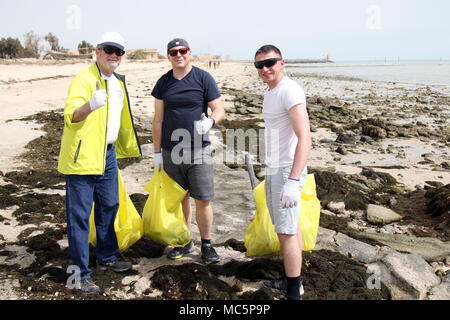 KUWAIT CITY, Kuwait - US-Botschafter in Kuwait Lawrence Silverman (links) Während einer Bereinigung an Anjafa Strand für ein Foto mit Pa. Army National Guard Soldaten Sgt Pausen. Timothy Reed (Mitte) von Latrobe und SPC. Anthony Massaro von Philadelphia am 7. April 2018. Reed und massaro sind mit Charlie Company, Sitz und Hauptverwaltung Bataillon, 28 Infanterie Division und sind nach Kuwait als Teil der Task Force Spartan eingesetzt. Die Veranstaltung war die letzte in einer fortwährenden Bemühung, Kuwait Strände zu befreien, der Verschmutzung. (U.S. Armee Foto von Sgt. 1. Klasse Doug Rollen) Stockfoto