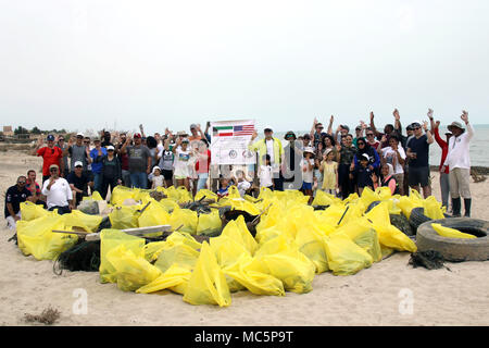 Task Force spartanische Soldaten US-Botschaft Personal verbunden, die Kuwait Dive Team und lokale Bürger zu einer Bereinigung der Anjafa Beach in der Nähe von Kuwait City am 7. April 2018. (U.S. Armee Foto von Sgt. 1. Klasse Doug Rollen) Stockfoto