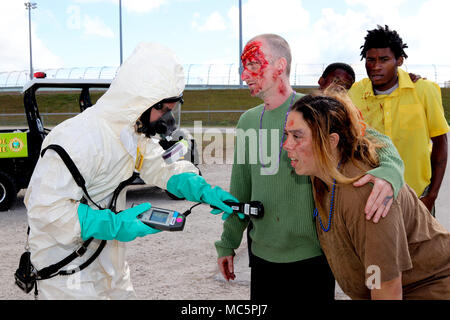 Mitglieder des Miami-Dade Feuerwehr Hazmat Team prüfen simulierten Strahlung von simulierten Unfall bei einer gemeinsamen Übung mit dem Homestead-Miami Speedway und Miami-Dade Feuerwehr in Miami, Florida gehostet werden. Jan. 11, 2018. Diese jte konzentrierte sich auf den Aufbau von Kapazitäten und der nahtlose Übergang zwischen den örtlichen Ersthelfern und die Unterstützung durch die Nationalgarde und aktiven Soldaten zur Verfügung gestellt. (U. S. Armee Foto von SPC. Samuel Brooks) Stockfoto