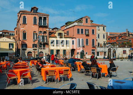 Venedig, Italien - 28. März 2018: Touristen, eine Pause auf der Terrasse eines Restaurants Stockfoto