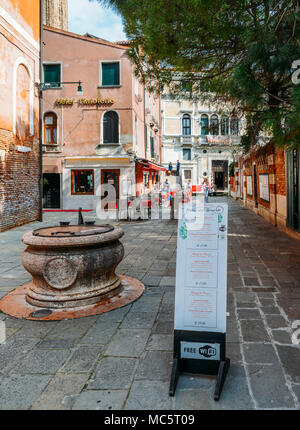 Venedig, Italien - 28.März 2018: ein Menü in englischer und italienischer Sprache vor einem Restaurant im historischen Zentrum von Venedig Stockfoto