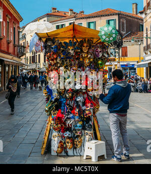 Venedig, Italien - 28. März 2018: Marktstände in Venedig verkauf Venezianische Masken unter anderen Souvenirs Stockfoto